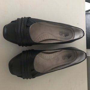 Black pair of shoes flats!